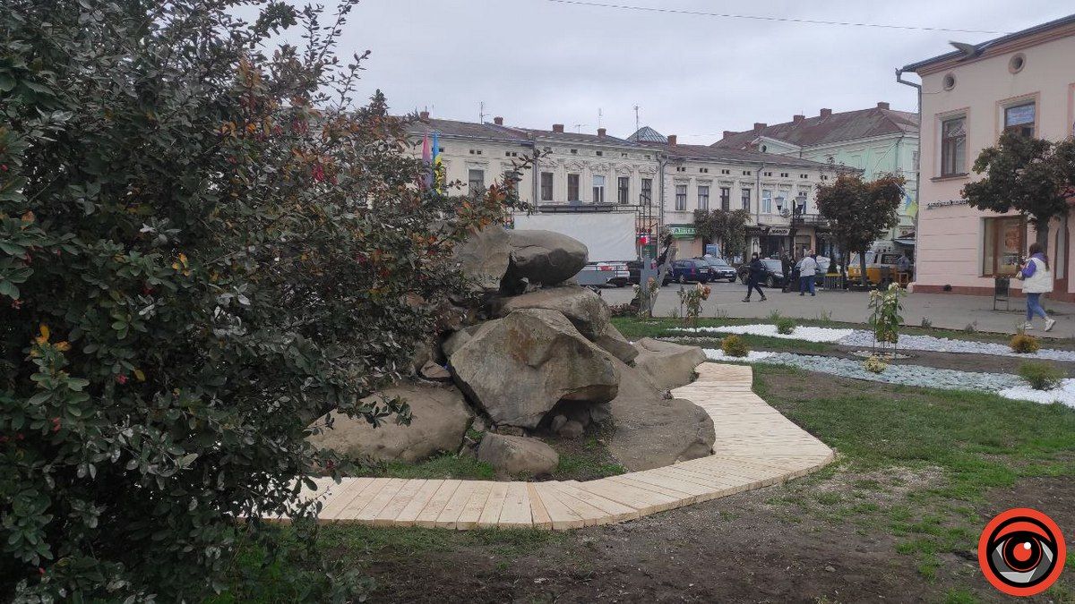 Перед ратушею у Коломиї встановили дерев'яний поміст 5