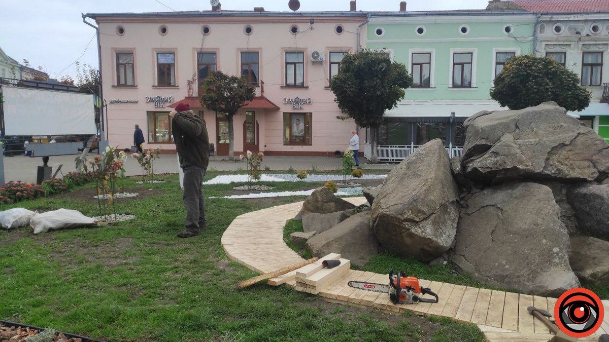 Перед ратушею у Коломиї встановили дерев'яний поміст 4
