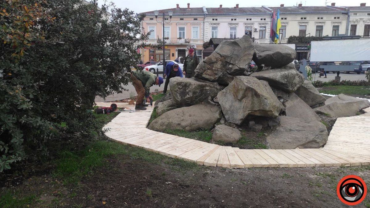 Перед ратушею у Коломиї встановили дерев'яний поміст 6