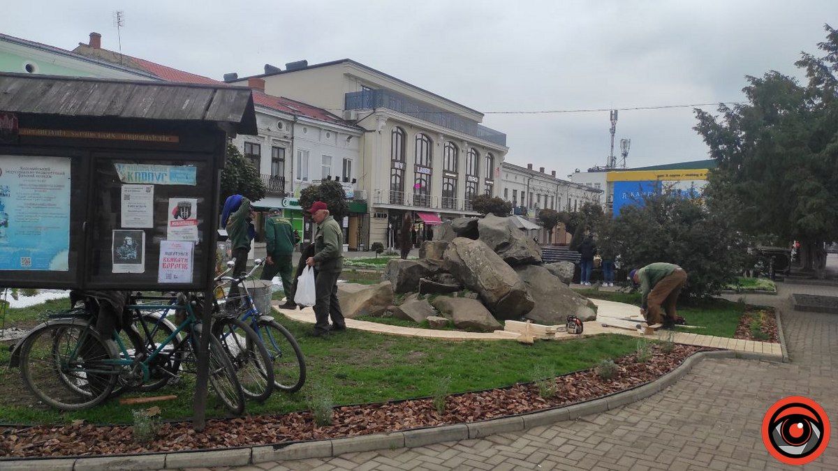 Перед ратушею у Коломиї встановили дерев'яний поміст 3