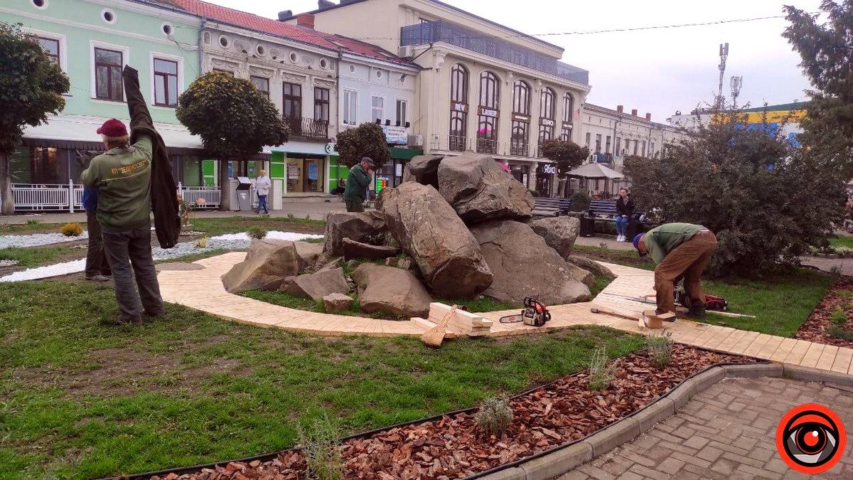 Перед ратушею у Коломиї встановили дерев'яний поміст