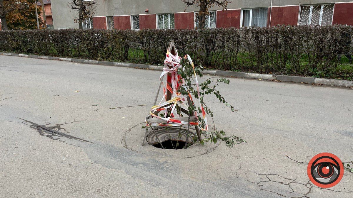 На вул. Лисенка проломився каналізаційний люк: хто має замінити?