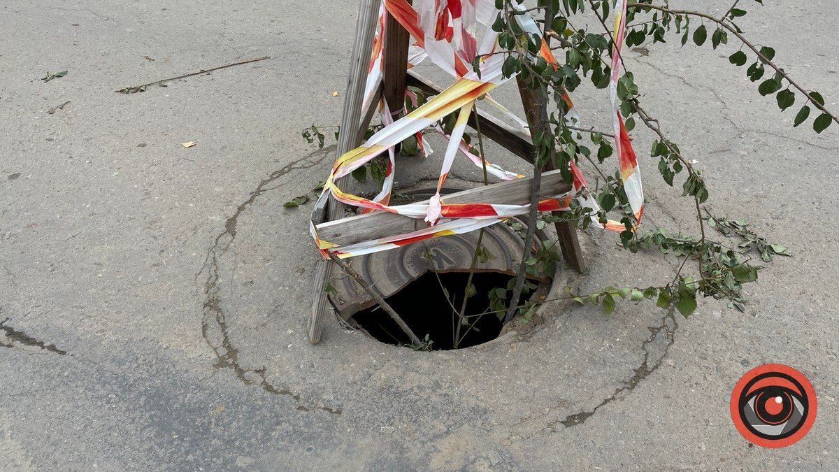 На вул. Лисенка проломився каналізаційний люк: хто має замінити? 2