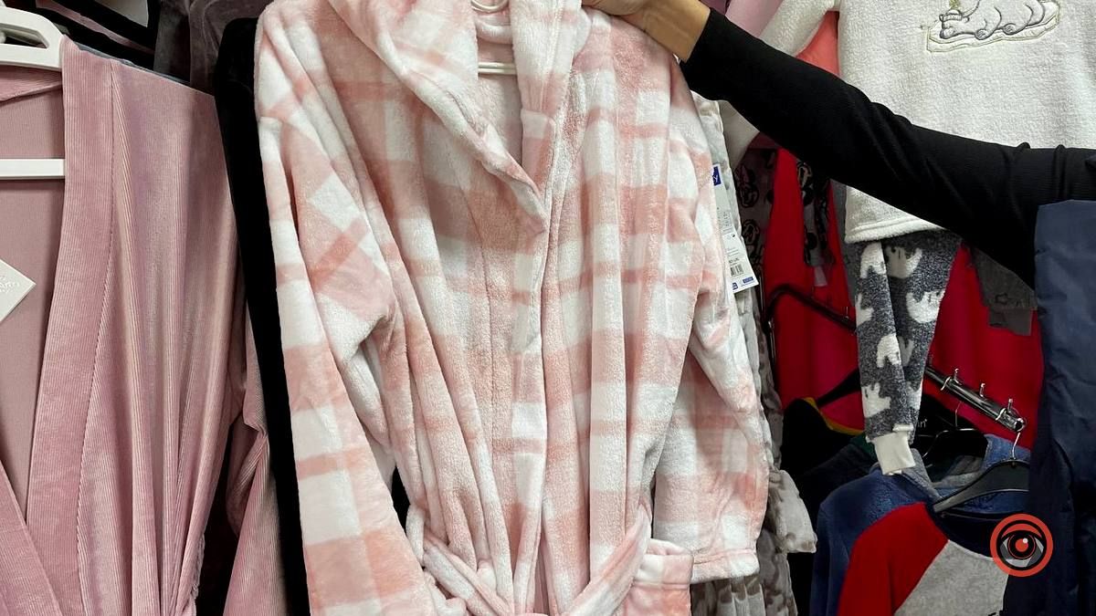 М'який плед, тепла піжама та милі тапочки | скільки у Коломиї вартує зігріваючий набір? 17