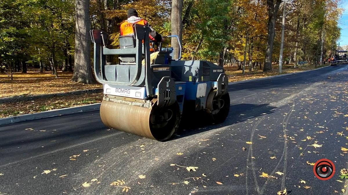 Як нова копійка: на вулиці Чайковського вистелили свіжий асфальт 1
