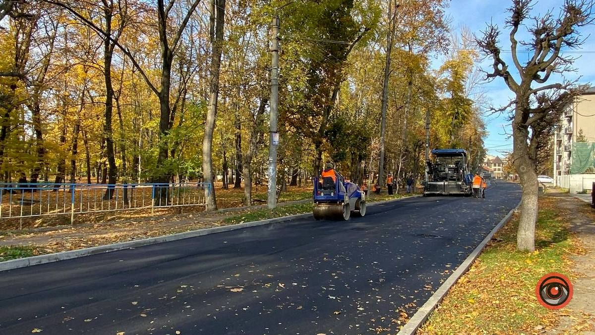 Як нова копійка: на вулиці Чайковського вистелили свіжий асфальт