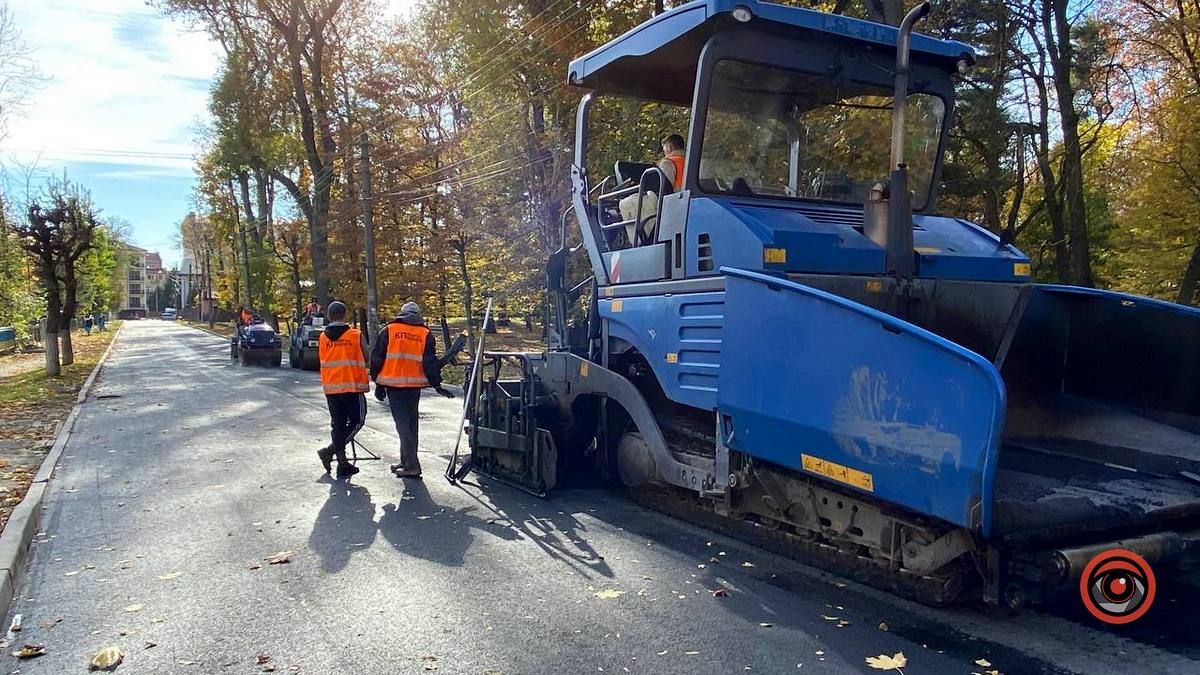 Як нова копійка: на вулиці Чайковського вистелили свіжий асфальт 4