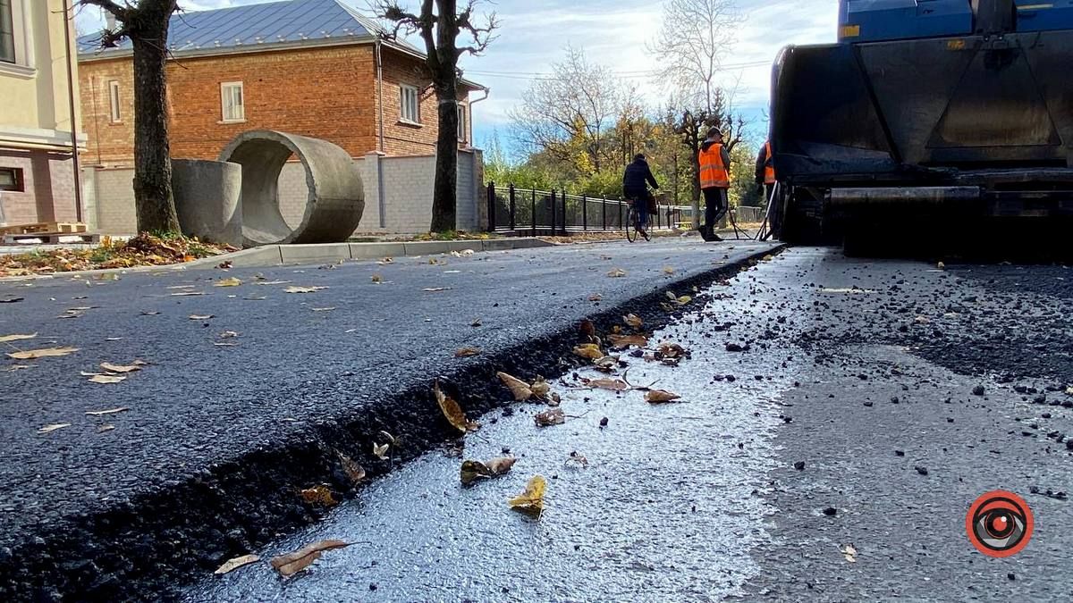 Як нова копійка: на вулиці Чайковського вистелили свіжий асфальт 7