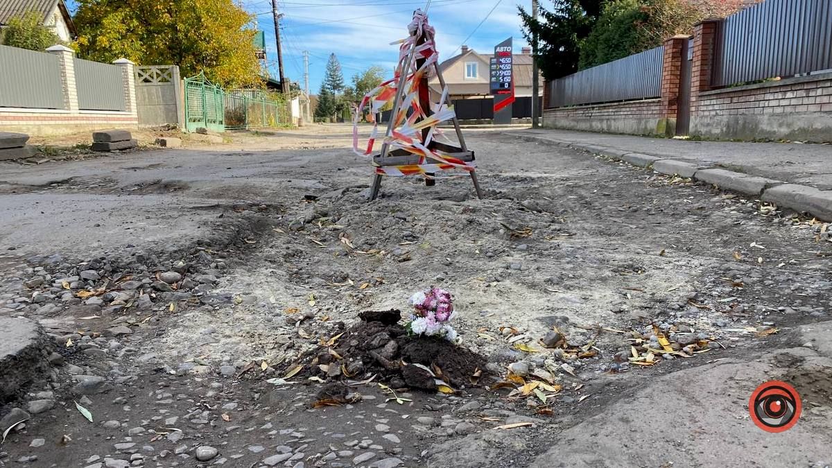 Накипіло: коломияни посадили квіти у ямі на вулиці Довбуша 1