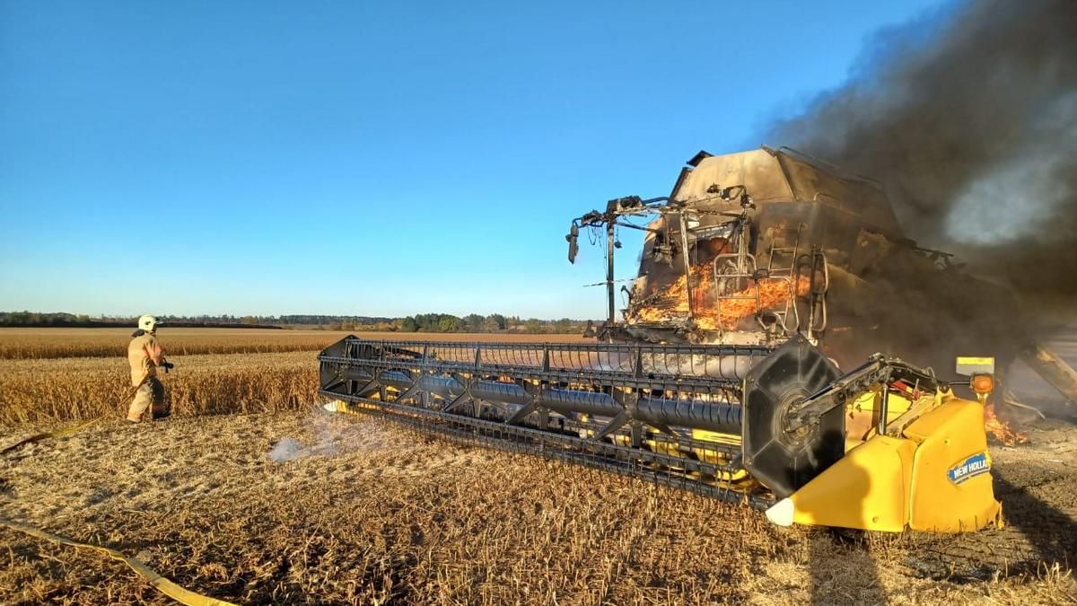 На Коломийщині горів комбайн: викликали рятувальників 3