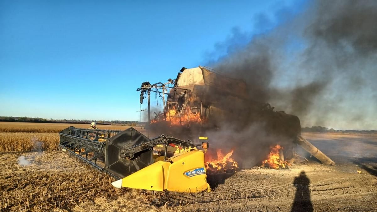На Коломийщині горів комбайн: викликали рятувальників 2