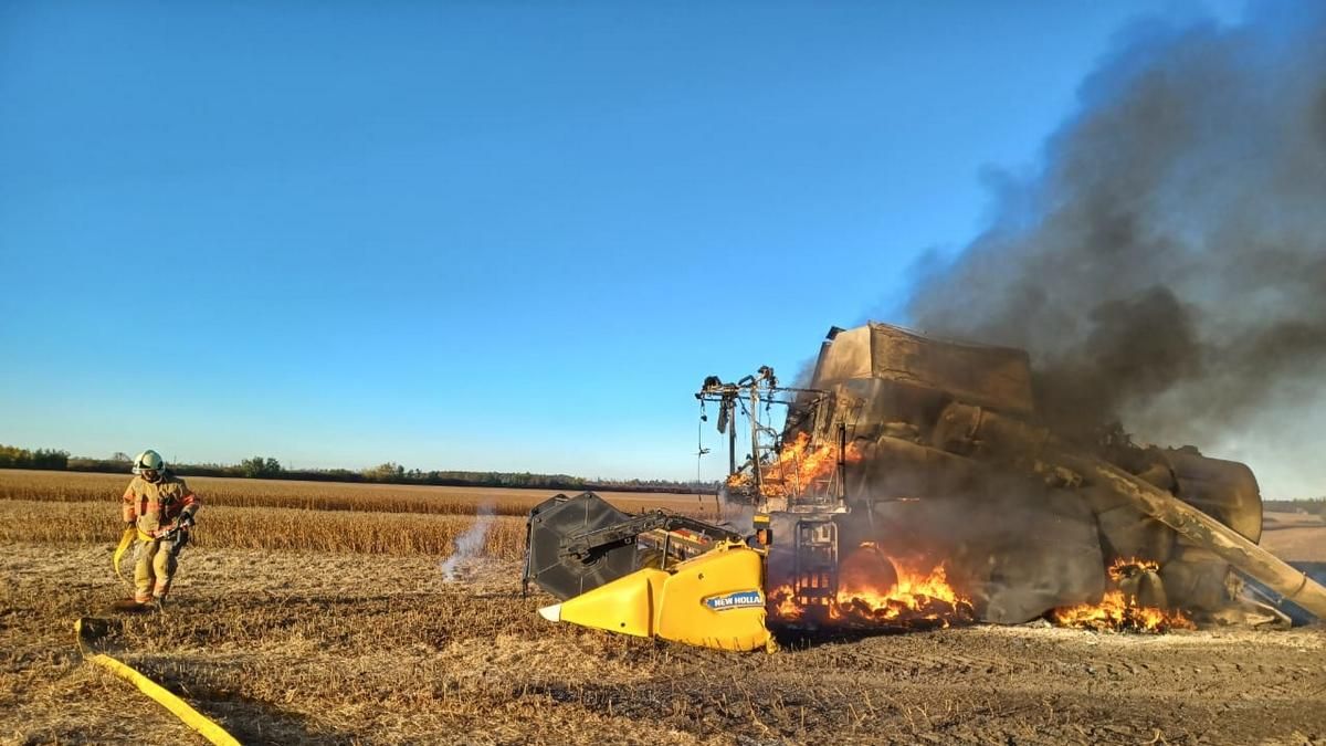 На Коломийщині горів комбайн: викликали рятувальників