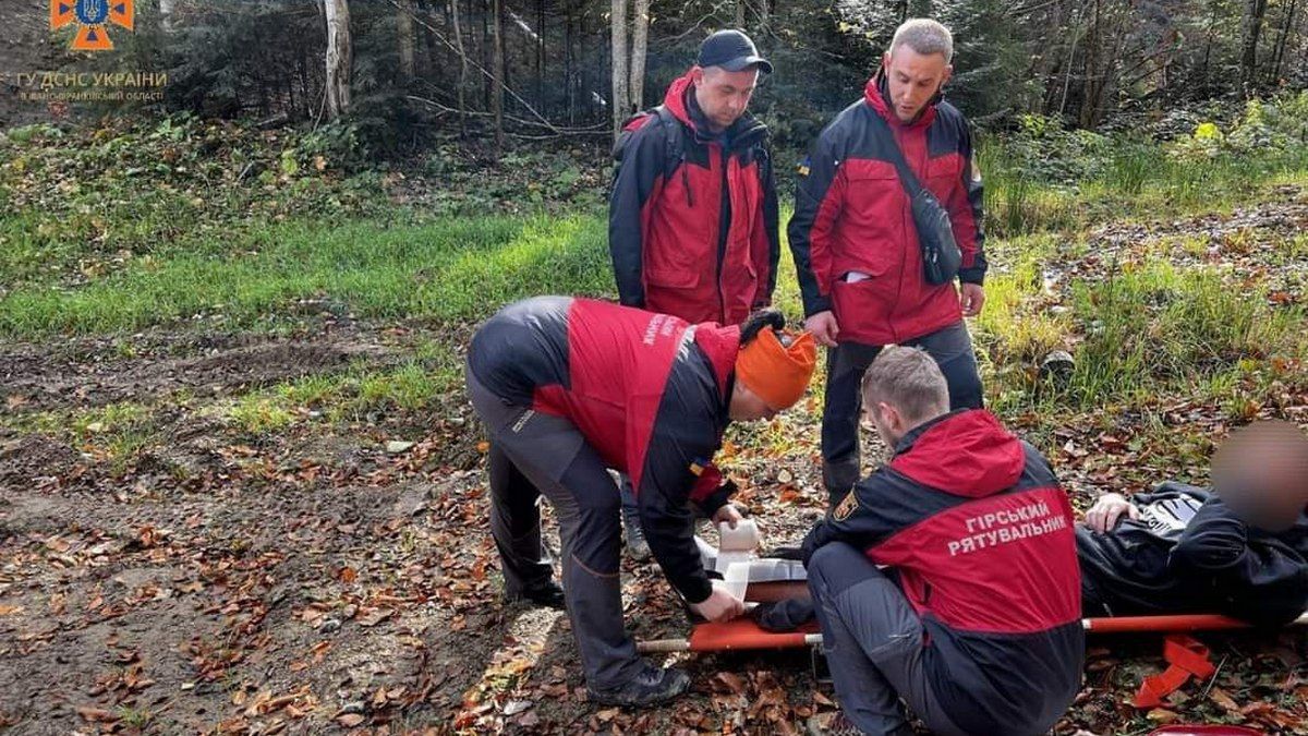 Травмувався у лісовому масиві: рятувальники допомагали мешканцю Яремче 1