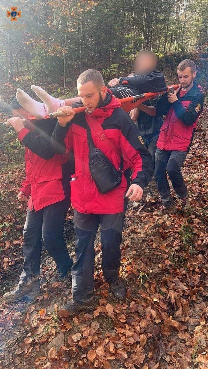 Травмувався у лісовому масиві: рятувальники допомагали мешканцю Яремче 3