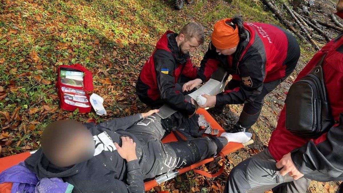 Травмувався у лісовому масиві: рятувальники допомагали мешканцю Яремче