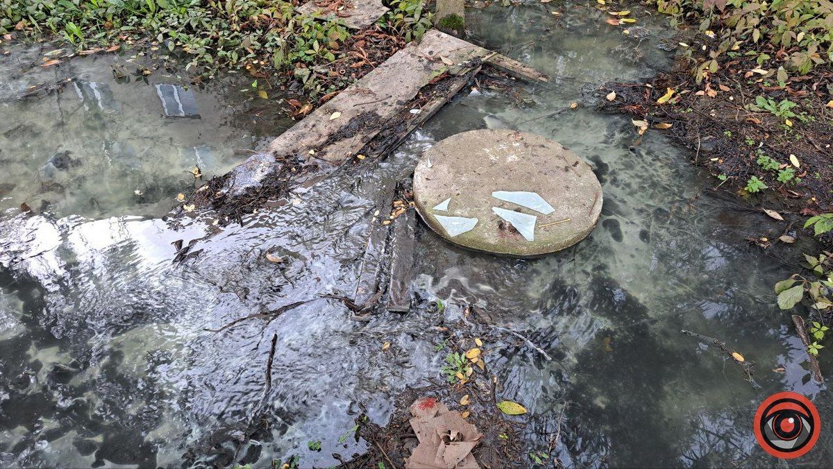 Каналізаційні ріки на вулиці Богуна в Коломиї не помічають комунальники 2