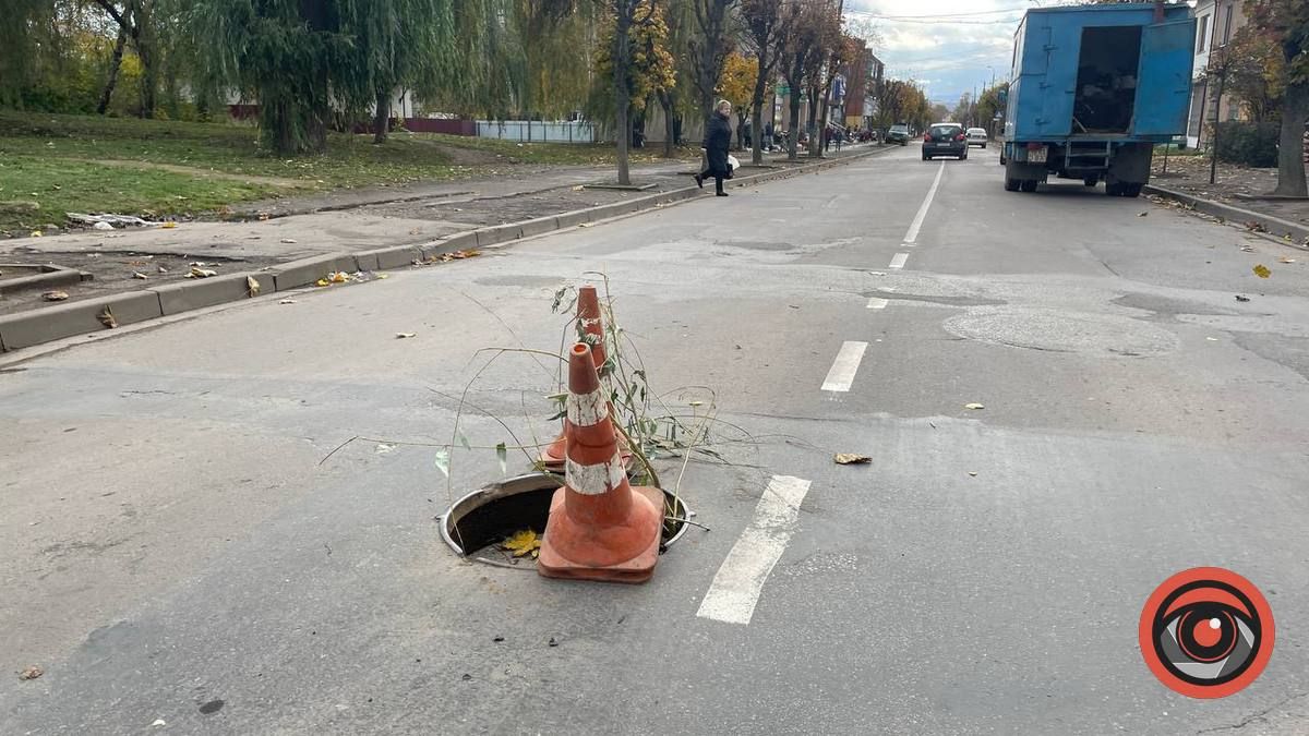 Люк, одінь шапку: в Коломиї отвір на дорозі отримав модний аксесуар 1