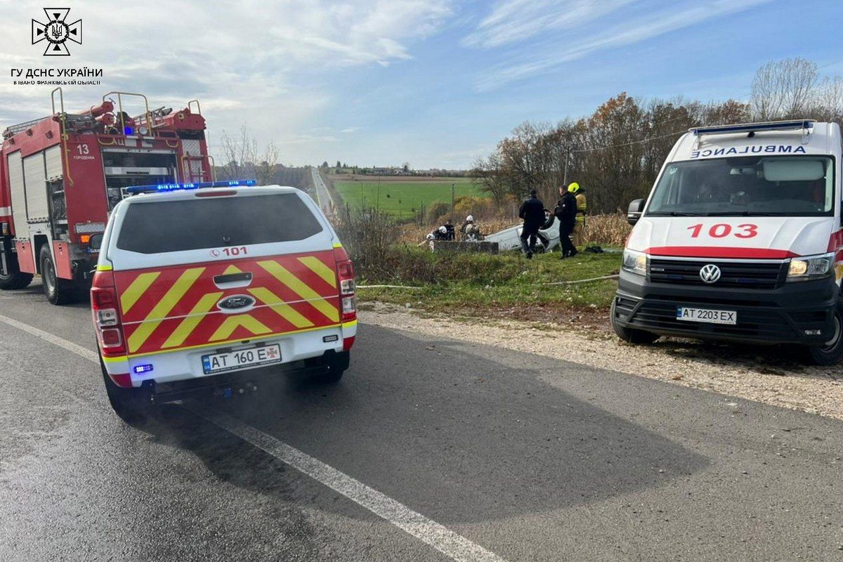 ДТП у Городенці: водій злетів з дороги та перекинув своє авто на дах 3