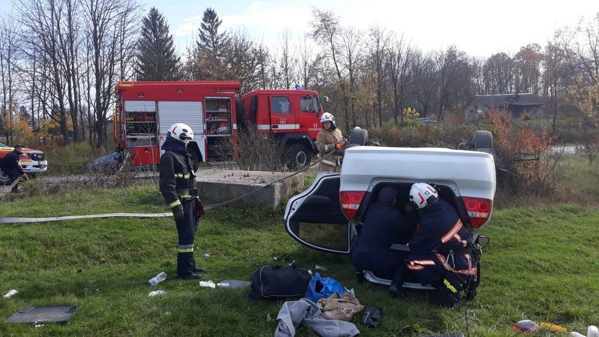 ДТП у Городенці: водій злетів з дороги та перекинув своє авто на дах
