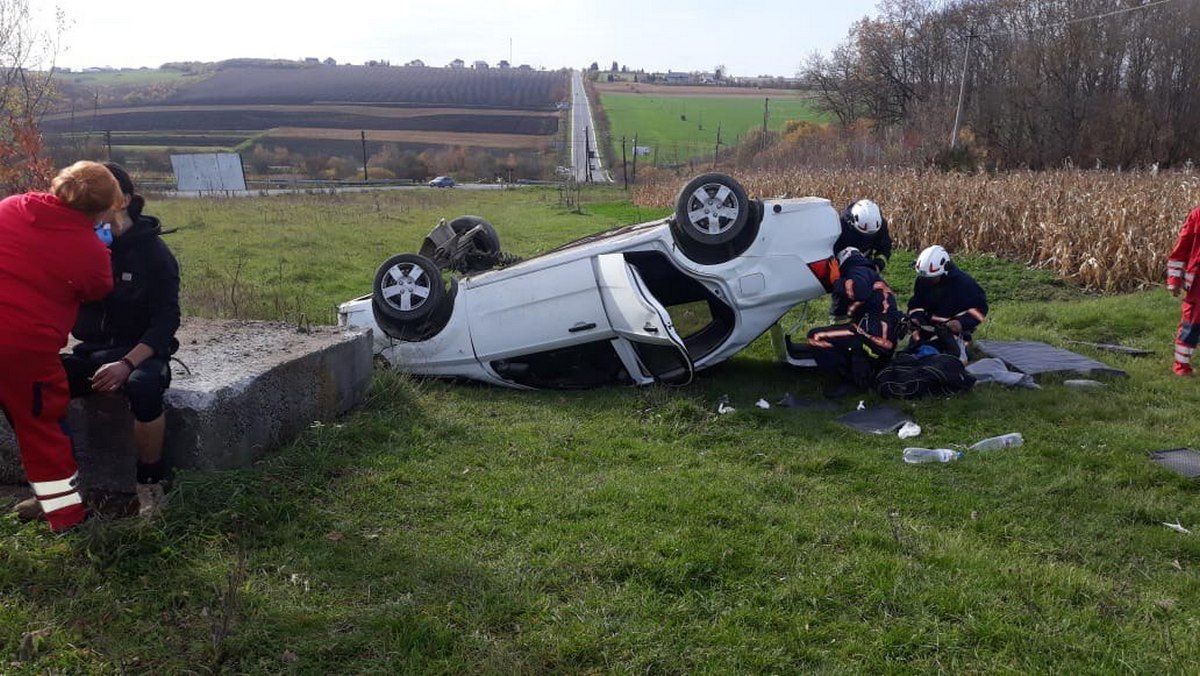 ДТП у Городенці: водій злетів з дороги та перекинув своє авто на дах 2