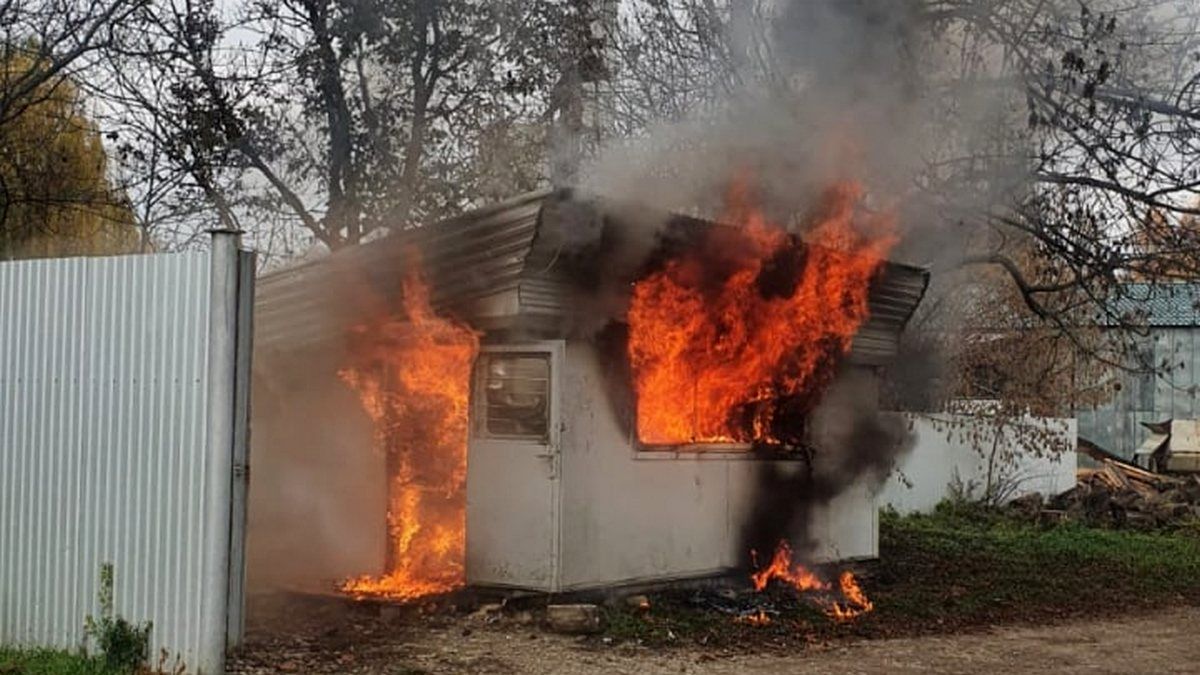 На Снятинщині загорілась металева будка
