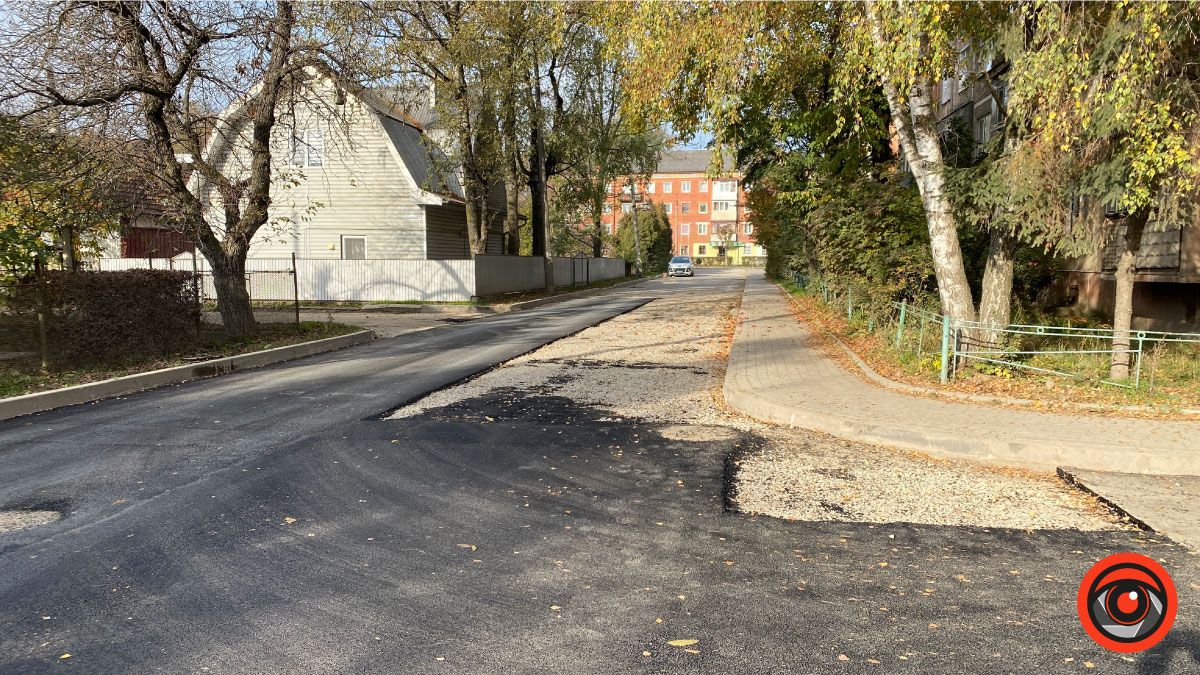 І знову про дорогу: на вулиці Стефаника стелять свіженький асфальт 9