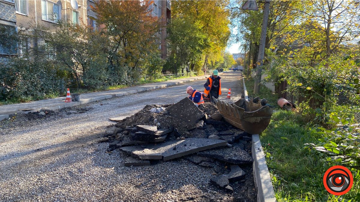 І знову про дорогу: на вулиці Стефаника стелять свіженький асфальт 3