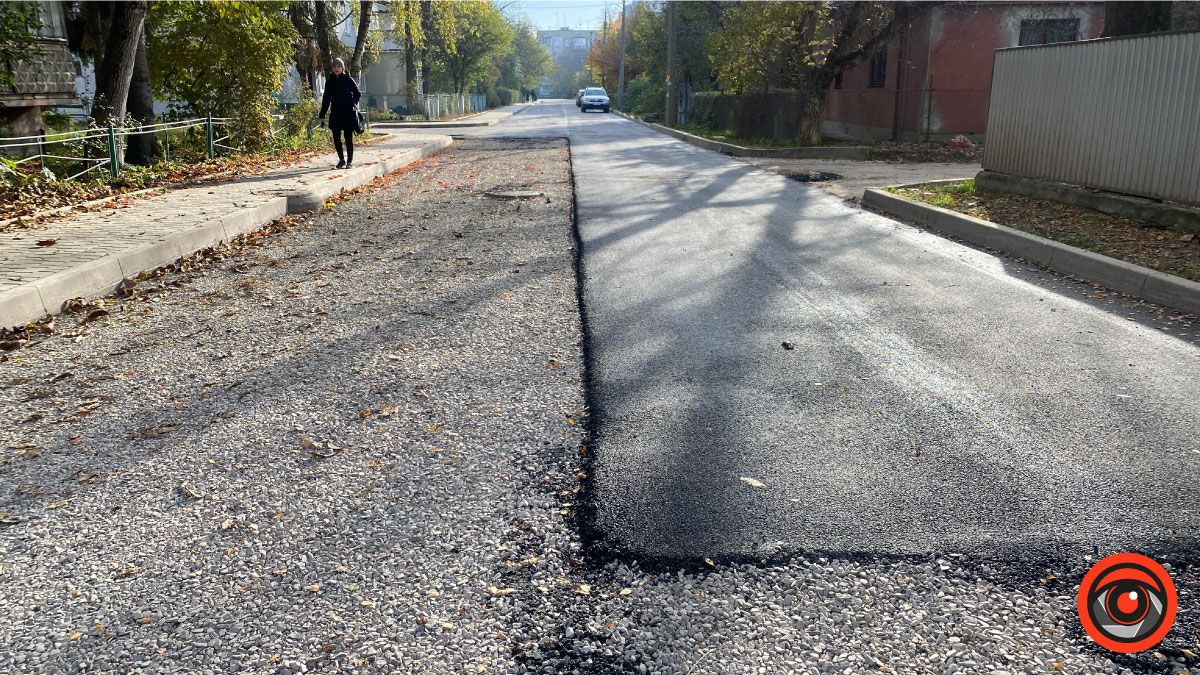 І знову про дорогу: на вулиці Стефаника стелять свіженький асфальт 4
