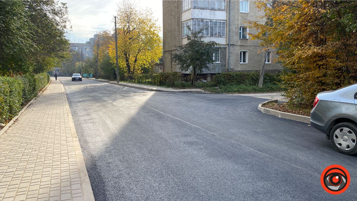 І знову про дорогу: на вулиці Стефаника стелять свіженький асфальт