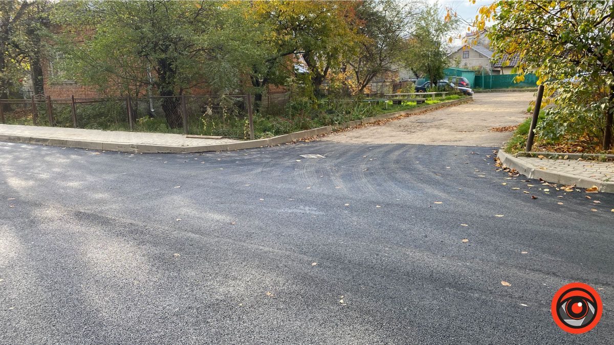 І знову про дорогу: на вулиці Стефаника стелять свіженький асфальт 7