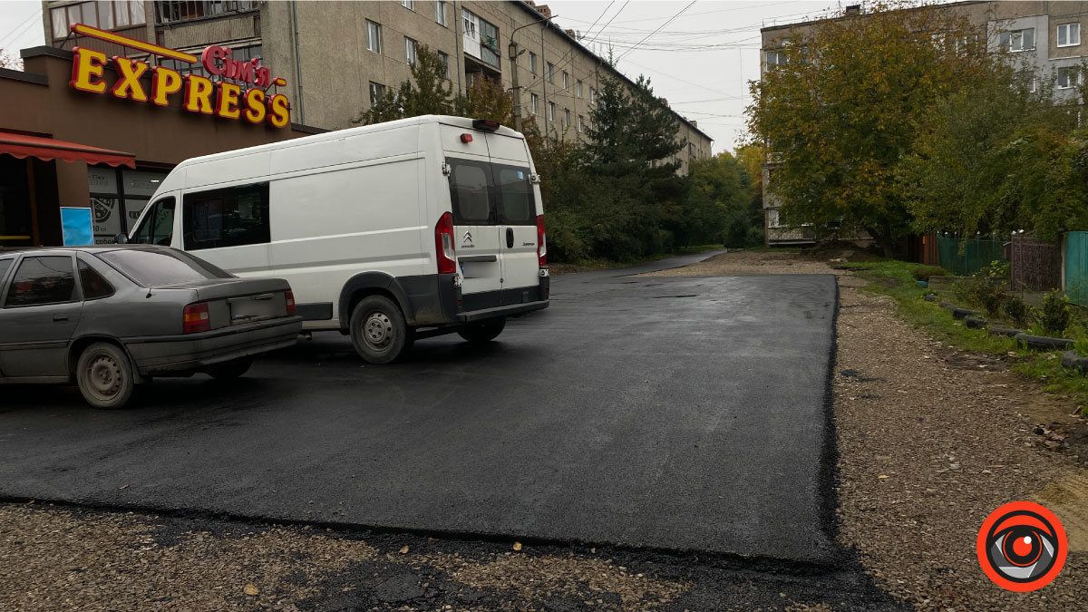 На вулиці Стефаника залатали багатостраждальний люк і почали стелити асфальт 5