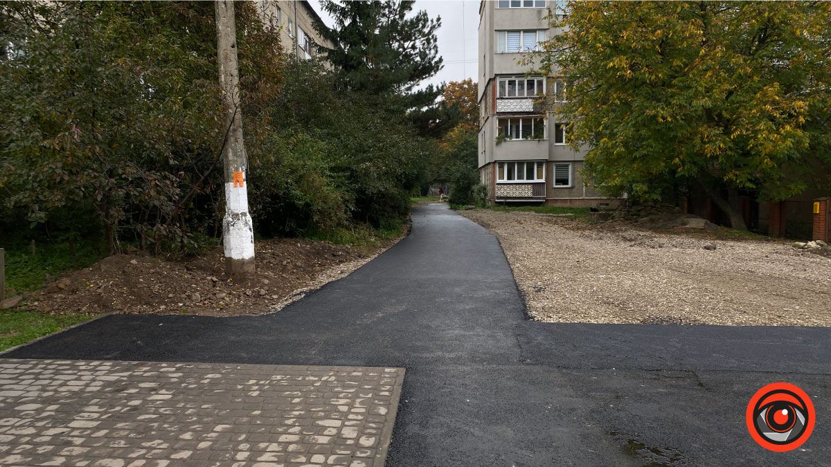 На вулиці Стефаника залатали багатостраждальний люк і почали стелити асфальт 6