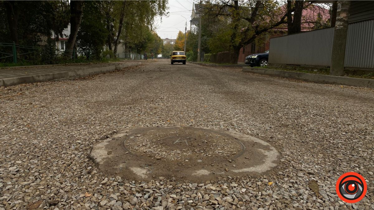 На вулиці Стефаника залатали багатостраждальний люк і почали стелити асфальт 2