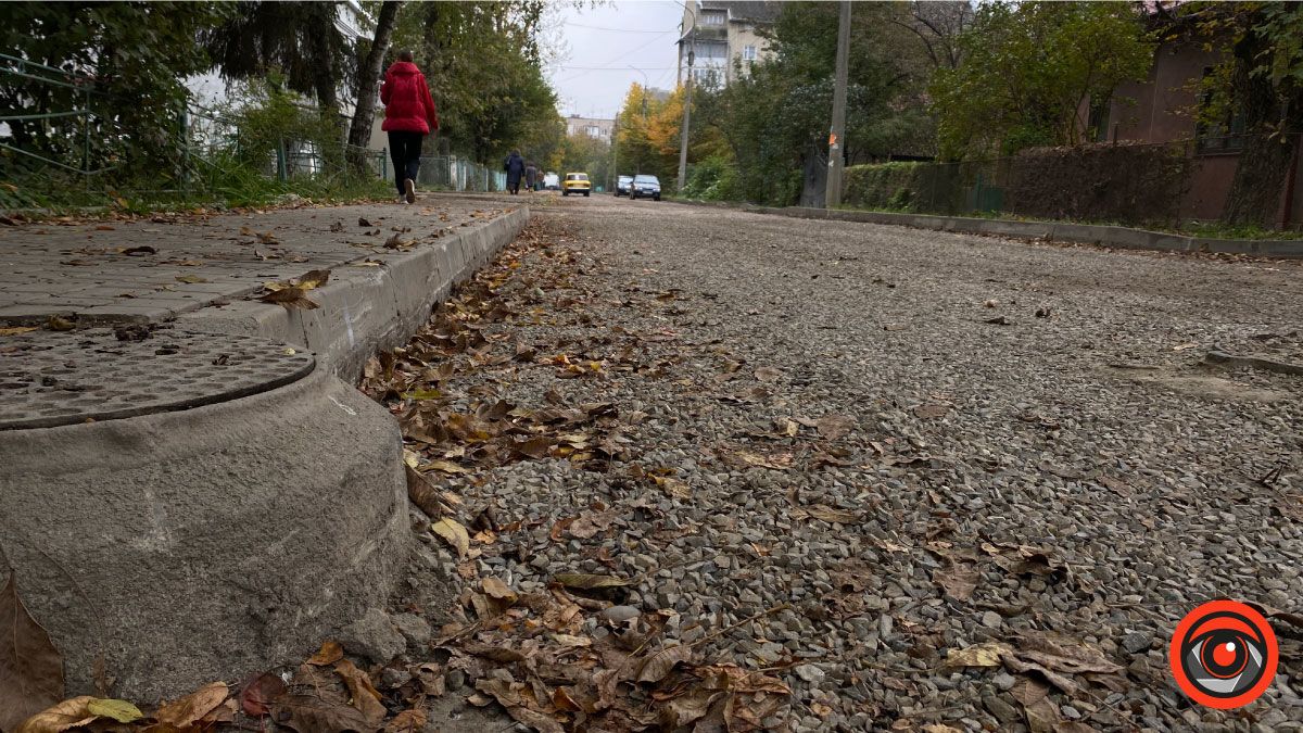 На вулиці Стефаника залатали багатостраждальний люк і почали стелити асфальт