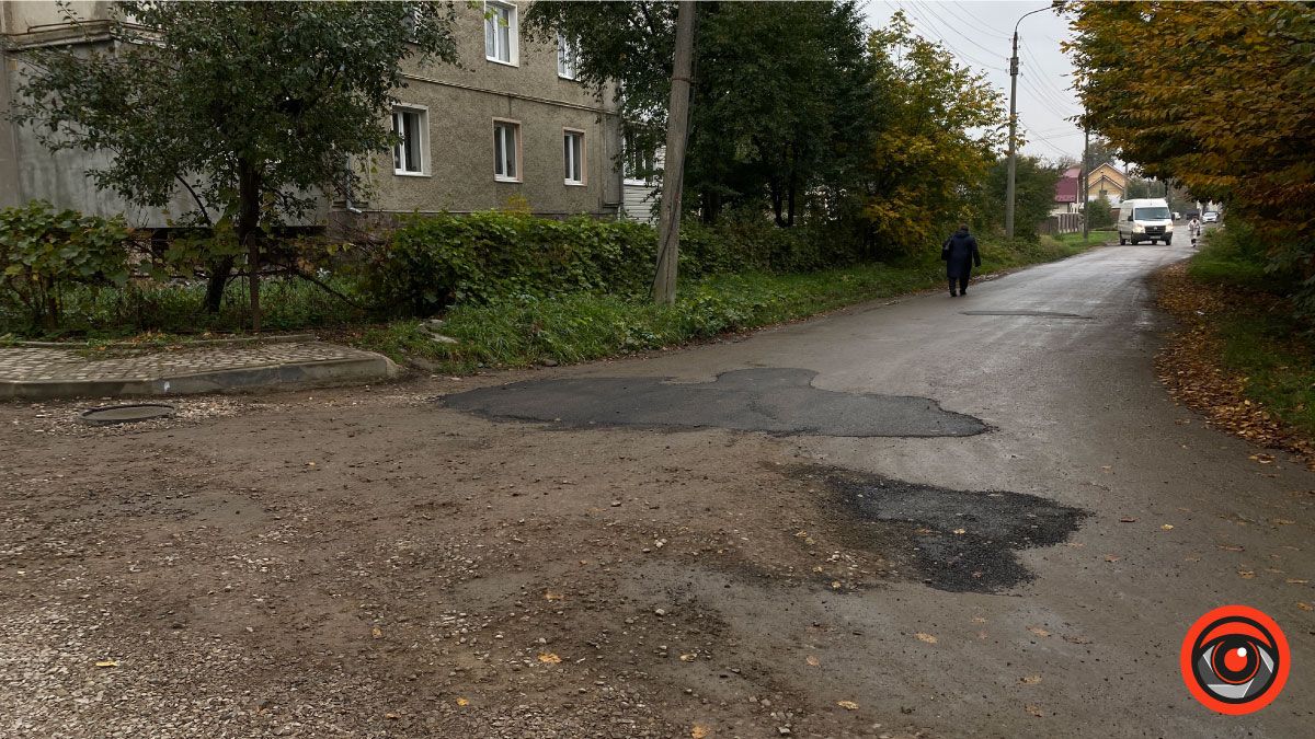 На вулиці Стефаника залатали багатостраждальний люк і почали стелити асфальт 3
