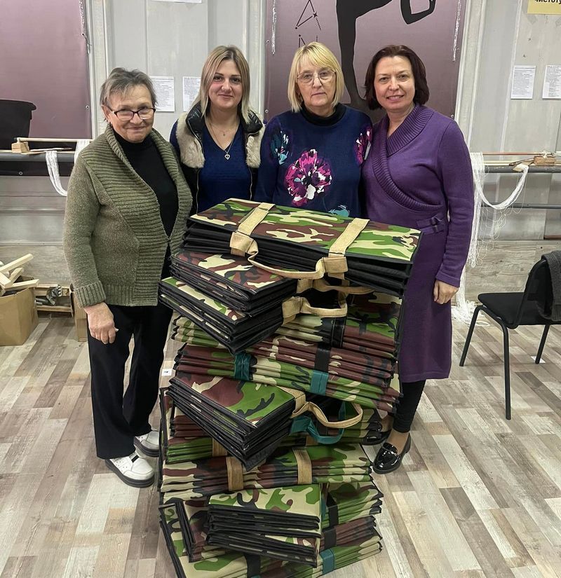 Волонтери Коломиї виготовляють зимові каримати та наколінники для військових 6