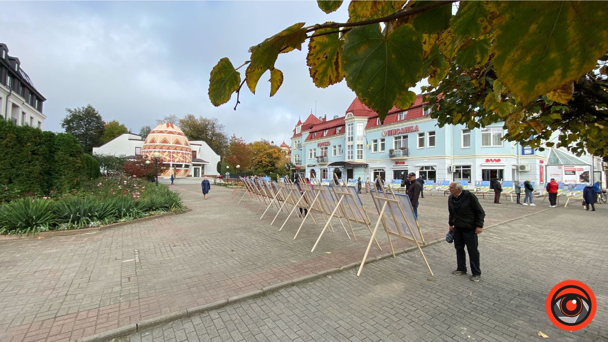 "Прикарпаття синів пам'ятає": на площі біля Писанки віддають шану Героям 8