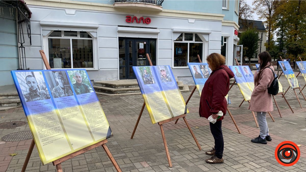 "Прикарпаття синів пам'ятає": на площі біля Писанки віддають шану Героям 6