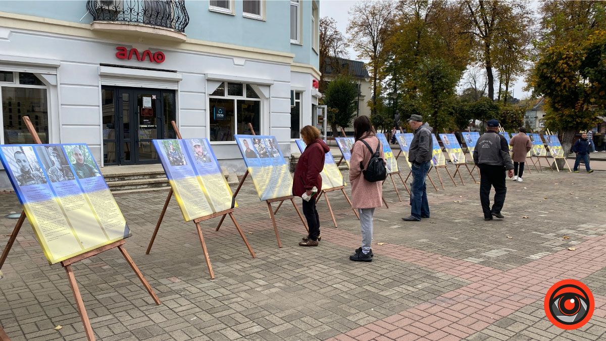 "Прикарпаття синів пам'ятає": на площі біля Писанки віддають шану Героям 5