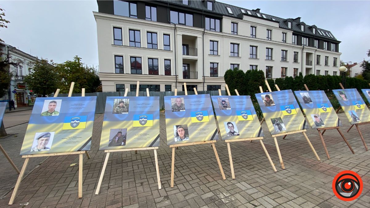 "Прикарпаття синів пам'ятає": на площі біля Писанки віддають шану Героям 3