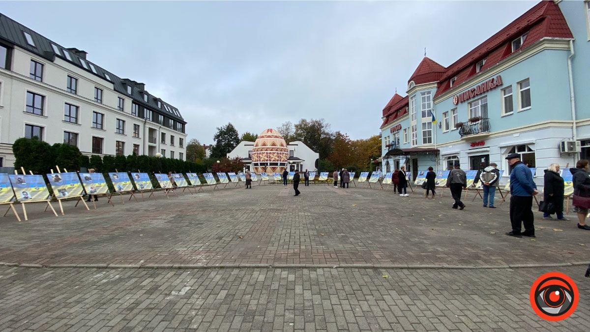 "Прикарпаття синів пам'ятає": на площі біля Писанки віддають шану Героям 1