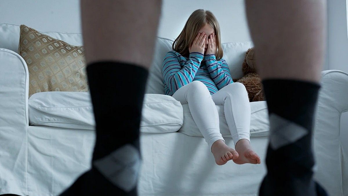 Франківця судитимуть за розбещення 4-річної доньки та порнографію