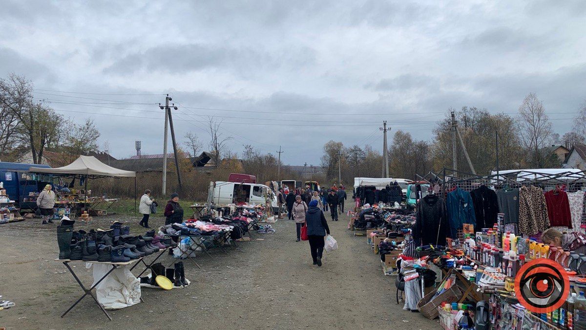 Норкова шєпка, кальоші та пиріжки з лівером | Що пропонують на базарі у Печеніжині 6