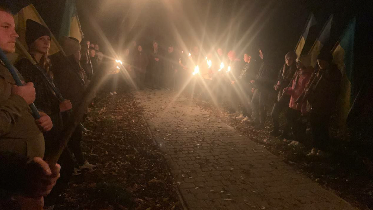 У Саджавці відбулася смолоскипна хода присвячена листопадовому чину 5