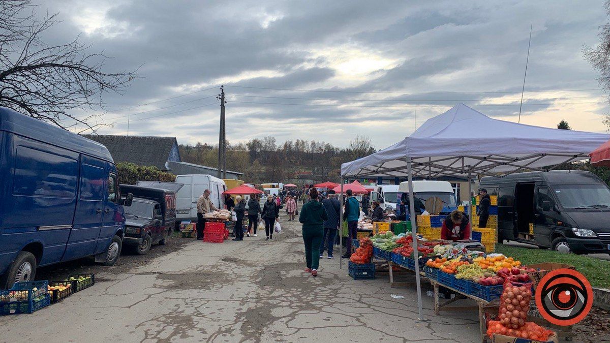 Норкова шєпка, кальоші та пиріжки з лівером | Що пропонують на базарі у Печеніжині 9