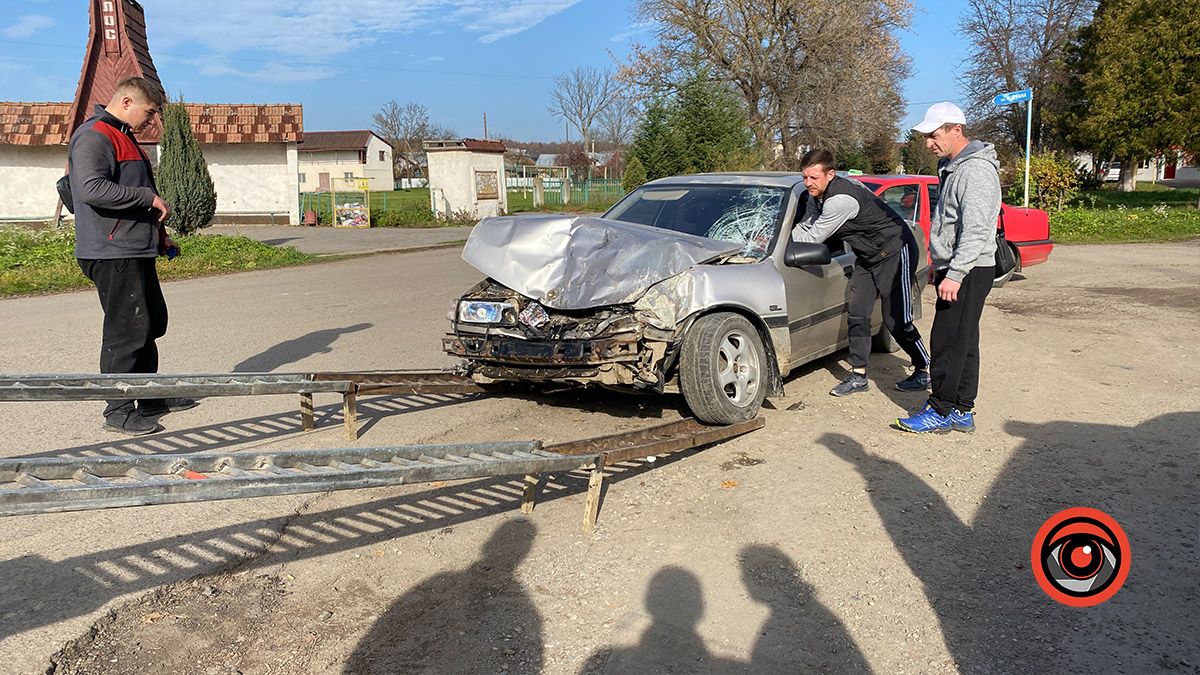 У П'ядиках легковик врізався в рейсовий автобус