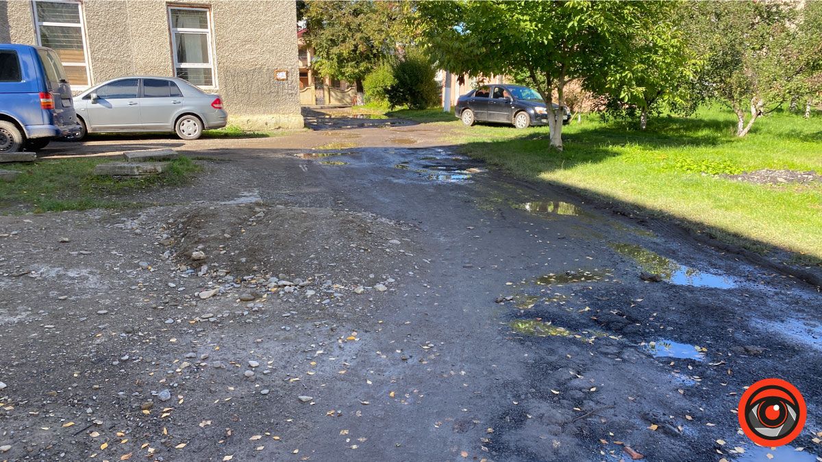 Біг з перепонами: майданчик біля школи № 8 в Коломиї потребує ремонту 10