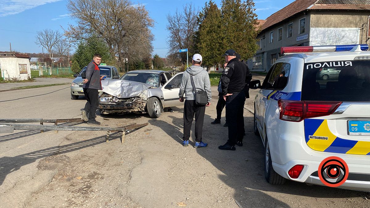 У П'ядиках легковик врізався в рейсовий автобус 2