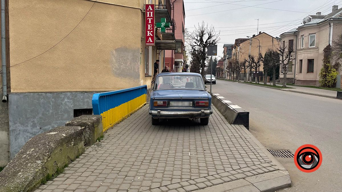 У Коломиї боряться з паркуванням на тротуарах 1