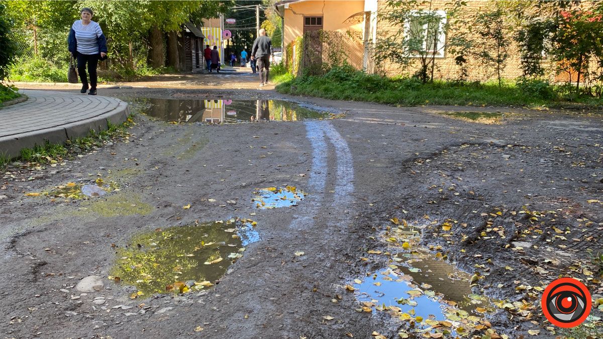 Не минайте: на прохання мешканців мер Коломиї пообіцяв зробити ремонт дороги і в їхньому дворику 2